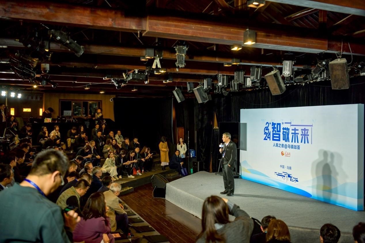 在開場環(huán)節(jié)，清華大學人工智能研究院常務(wù)副院長、教授孫茂松發(fā)言分享。人民網(wǎng)記者 任峰濤攝