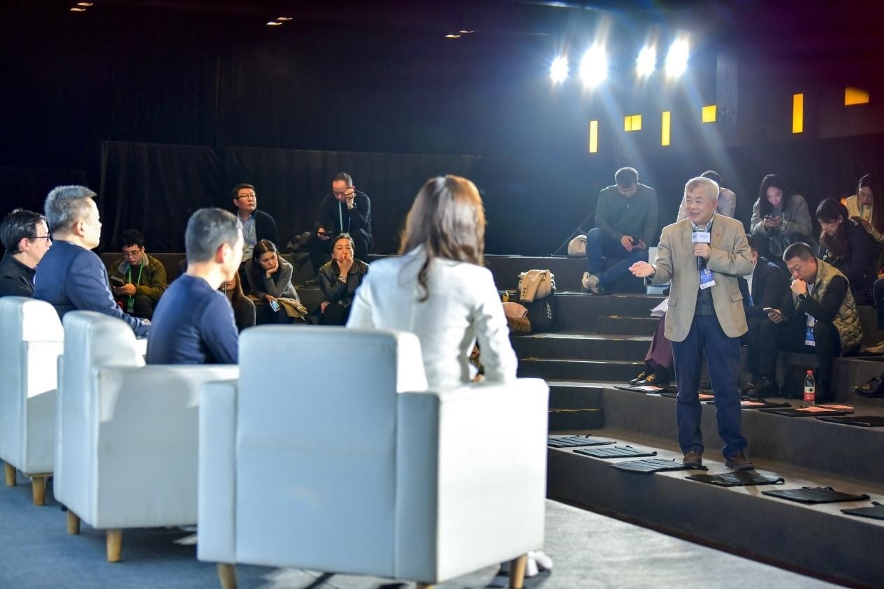 陳長汶教授與對話嘉賓現(xiàn)場互動。人民網(wǎng)記者 任峰濤攝