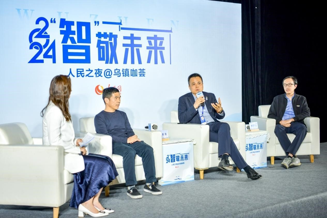 在對話環(huán)節(jié)，之江實驗室高級研究專家潘愛民、伏羲智庫創(chuàng)始人李曉東、麒麟軟件副總經(jīng)理李震寧探討“‘百模大戰(zhàn)’將卷向何方”。人民網(wǎng)記者 任峰濤攝