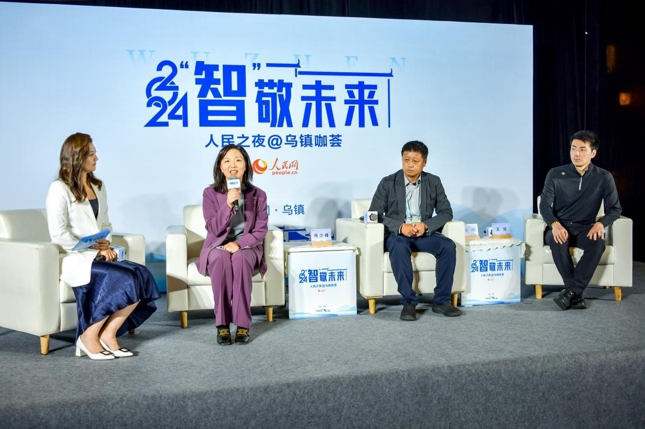 在對話環(huán)節(jié)，趣丸科技總編輯、副總裁任少峰，星云智慧機器人CEO李明，可之教育大模型創(chuàng)始人王冠討論“人工智能如何惠及大眾”。人民網(wǎng)記者 任峰濤攝