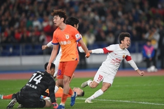 11月23日，上海海港隊(duì)球員王振澳（右）慶祝進(jìn)球。新華社記者 黃宗治 攝