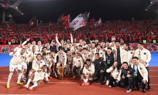 11月23日，上海海港隊(duì)成員在頒獎(jiǎng)儀式后與球迷合影。新華社記者 黃宗治 攝