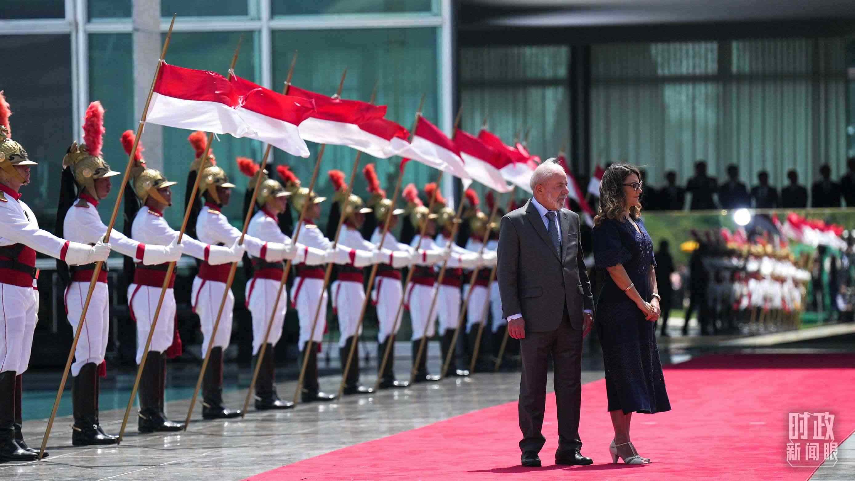 巴西總統(tǒng)盧拉和夫人羅桑等候習(xí)主席到來。