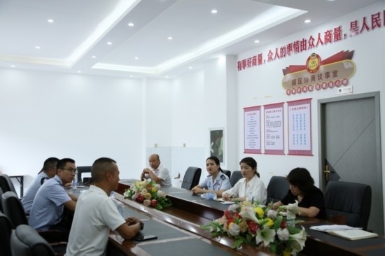 榕江縣稅務(wù)局在園區(qū)協(xié)商議事室協(xié)調(diào)解決企業(yè)訴求。黔東南州稅務(wù)局供圖