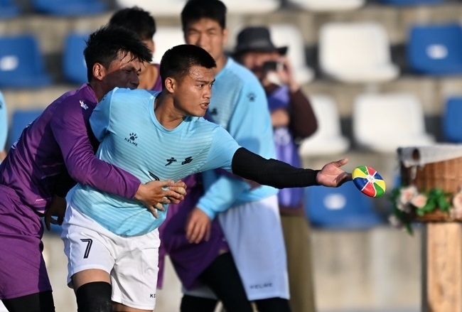 11月28日，花炮半決賽，廣西隊(duì)與海南隊(duì)展開激烈角逐。新華社記者 郭程攝