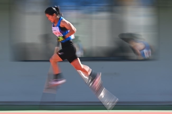 11月28日，海南隊(duì)選手吳明芬在高腳競速比賽中。新華社記者 杜子璇攝