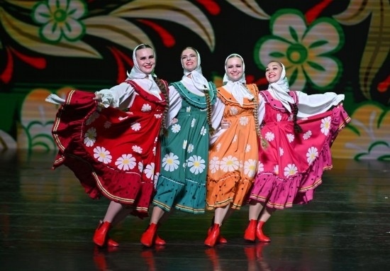 6月22日，2024-2025“中俄文化年”海南島歡樂節(jié)俄羅斯藝術(shù)團(tuán)體巡演在?？谑信e行。新華社記者郭程攝