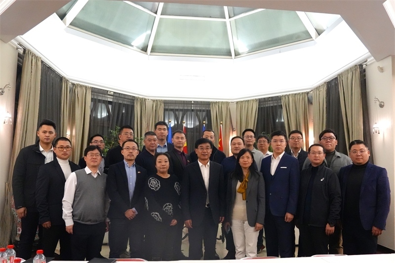 集體合照。中國駐烏克蘭大使館供圖