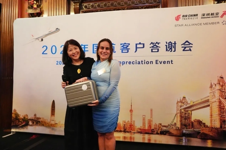 獲獎嘉賓上臺領(lǐng)取精美獎品。吳若鳴攝