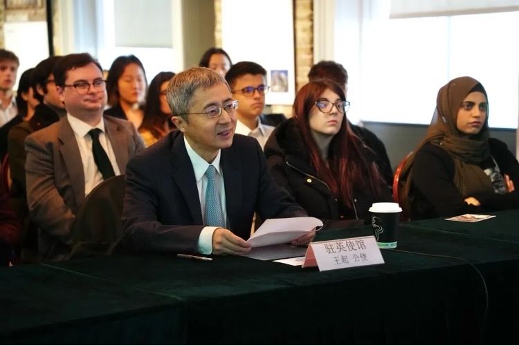 中國駐英國大使館公使王起發(fā)表講話。吳若鳴攝