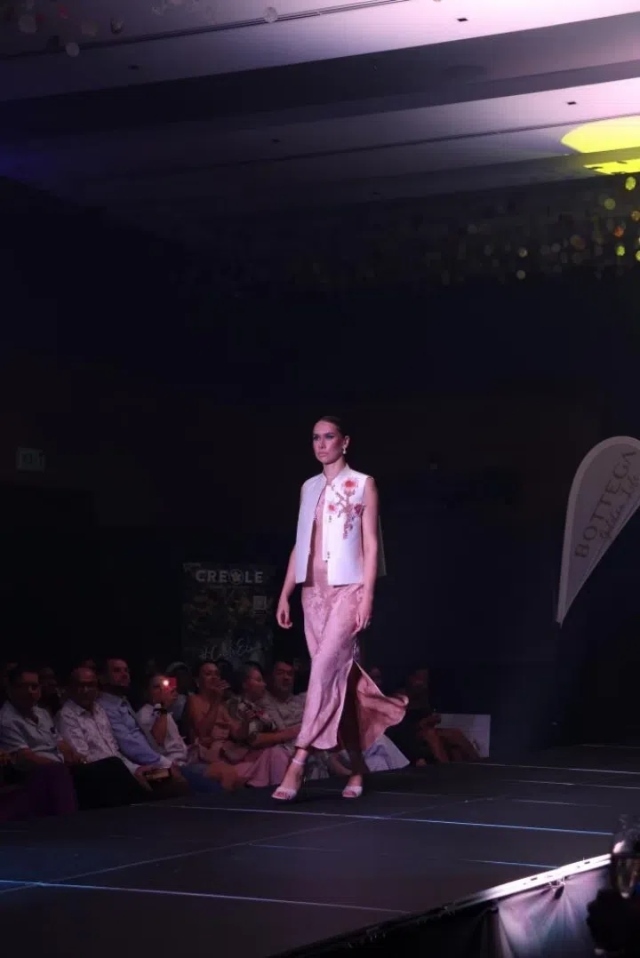 模特展示新中式禮服。顏李芳攝