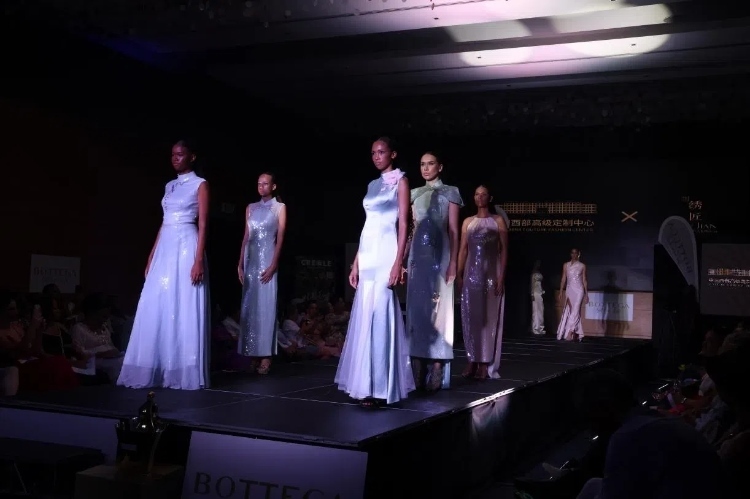 模特展示新中式禮服。顏李芳攝