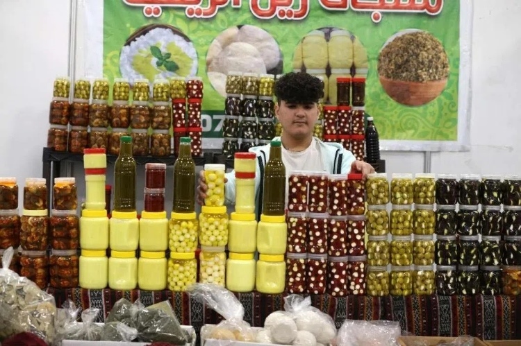 一名展商在展示各式各樣的橄欖制品。納達(dá)爾·達(dá)烏德攝