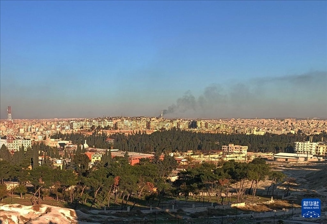 12月1日，敘利亞北部城市阿勒頗升起滾滾濃煙（手機(jī)照片）。新華社發(fā)
