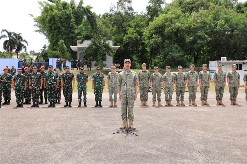 中方參演部隊指揮員在印尼方舉行的歡迎儀式上致辭。龔勝祥 攝