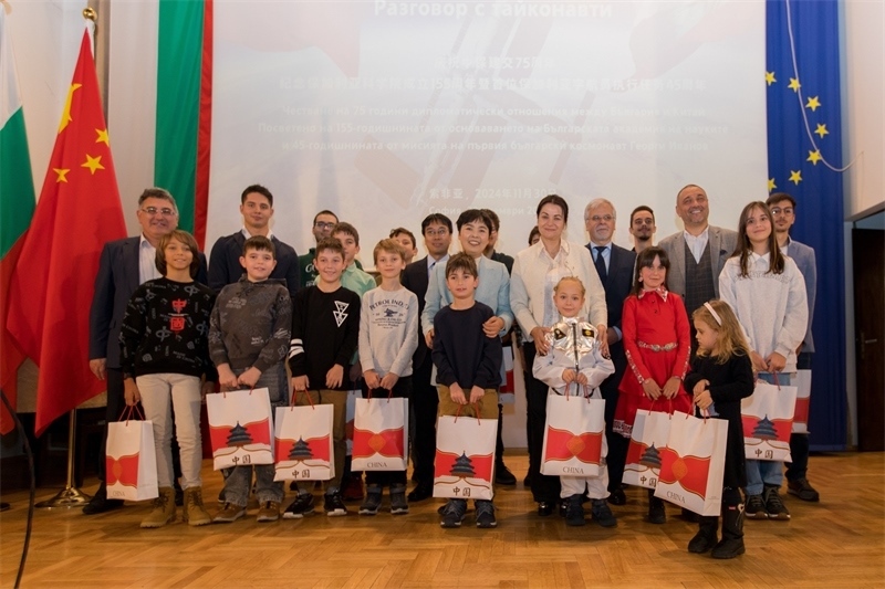 為保加利亞青少年頒發(fā)獎品。中國駐保加利亞大使館供圖