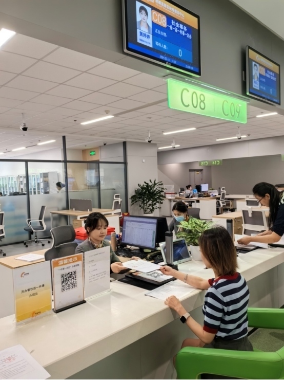 成都高新區(qū)“開辦餐飲店一件事”服務(wù)窗口。成都市市場監(jiān)督管理局供圖