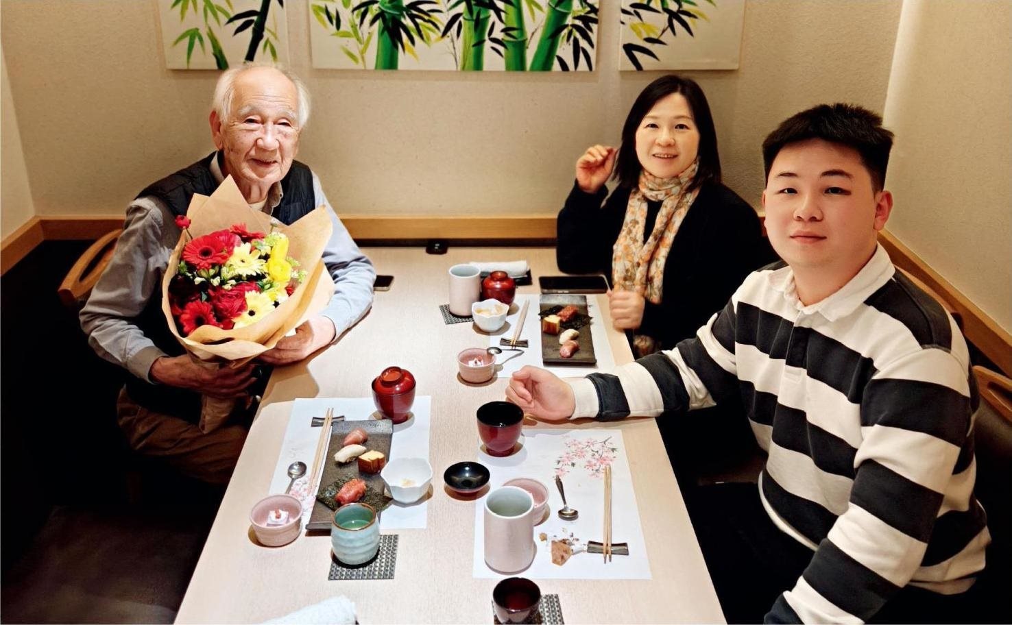 佐佐木俊一與彭林（中）、彭俊霖（右）在一起。