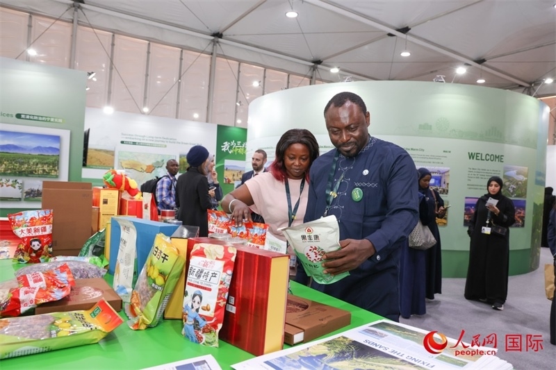 嘉賓了解中國(guó)館展示產(chǎn)品。人民網(wǎng)記者任皓宇攝