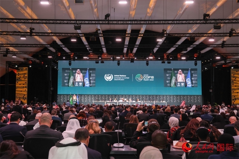 《聯(lián)合國(guó)防治荒漠化公約》第十六次締約方大會(huì)2日開(kāi)幕。圖為開(kāi)幕式現(xiàn)場(chǎng)。人民網(wǎng)記者任皓宇攝