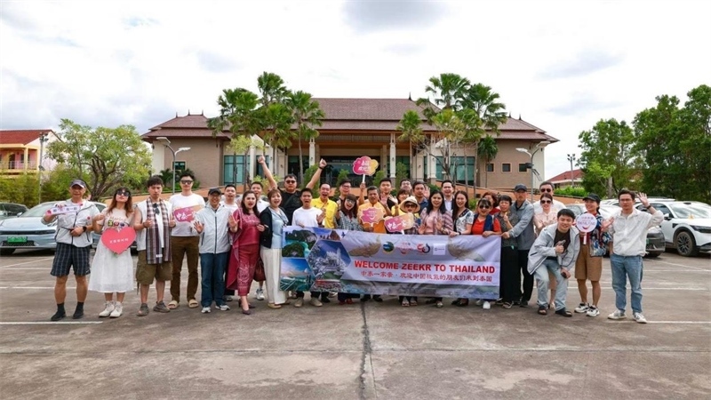 參與活動(dòng)的中國(guó)游客與當(dāng)?shù)靥﹪?guó)人合影。活動(dòng)主辦方供圖