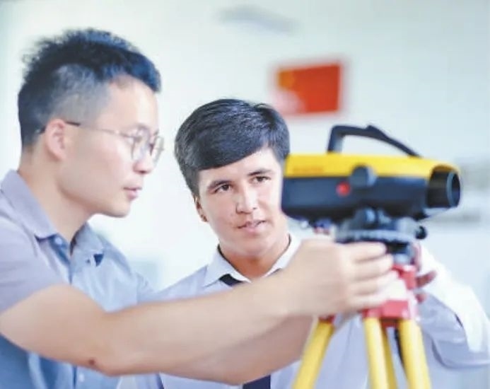 在塔吉克斯坦首都杜尚別的魯班工坊，來自天津城市建設(shè)管理職業(yè)技術(shù)學院的老師（左）為當?shù)貙W生提供指導(dǎo)。新華社記者 鄭開君 攝