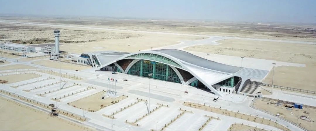 今年10月正式竣工的巴基斯坦瓜達爾新國際機場是中巴經(jīng)濟走廊建設(shè)進一步走向深入的重要標志，有力推動中巴經(jīng)濟走廊建設(shè)成為高質(zhì)量共建“一帶一路”的示范性項目。圖為瓜達爾新國際機場。艾哈邁德·卡邁勒 攝（新華社發(fā)）