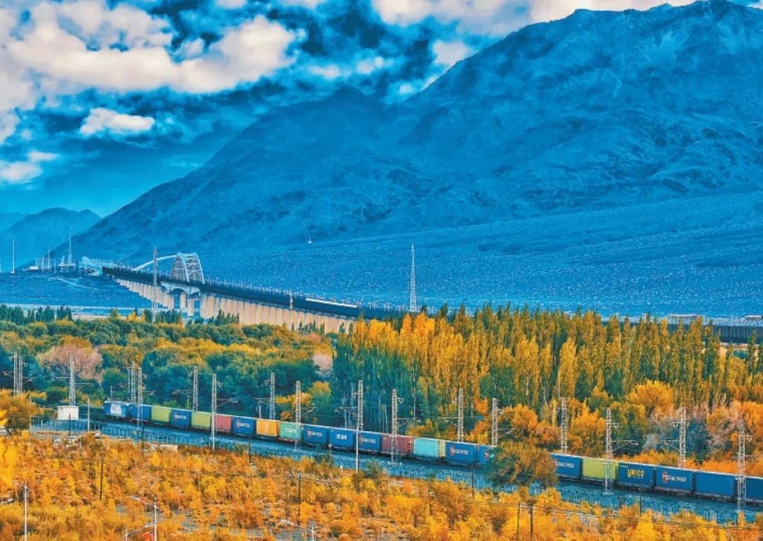 2013年，隨著共建“一帶一路”倡議提出，中歐班列應(yīng)運而生。今年11月20日，第十萬列中歐班列正式出境。截至目前，中歐班列累計運送貨物超1100萬標箱、貨值超4200億美元，貨物品類達53大類5萬余種。圖為中歐班列行駛在新疆烏魯木齊達坂城濕地。擺風亮 攝（新華社發(fā)）