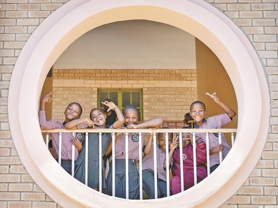 位于博茨瓦納南部的莫帕尼小學是中國援建的現(xiàn)代化學校，當?shù)貎和慕逃龡l件因此得到改善。圖為莫帕尼小學課間休息的學生們。新華社記者 韓旭 攝