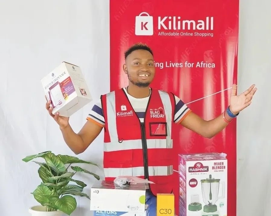 隨著“絲路電商”國際合作深入推進，共建“一帶一路”國家雙多邊數(shù)字貿(mào)易規(guī)則對接不斷強化。借助“絲路電商”合作機制，肯尼亞主播迪克森·恩甘加在當?shù)刂辈ж?。劉婉?攝（新華社發(fā)）