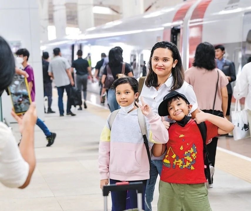 雅萬高鐵是我國在境外完成全過程勘察設(shè)計建設(shè)的首個高鐵項目，于去年10月17日正式開通運營，是中印尼共建“一帶一路”合作的典范。圖為乘客在和雅萬高鐵動車組合影留念。新華社記者 徐欽 攝