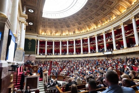 10月1日，法國(guó)總理巴尼耶在位于巴黎的法國(guó)國(guó)民議會(huì)發(fā)表演講。新華社發(fā)（杰克·陳攝）