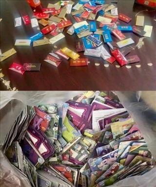 孩子們收集的煙卡、卡牌。受訪者供圖