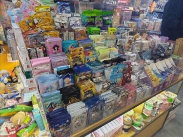 北京某文具店卡牌盲盒柜臺(tái)，未設(shè)相關(guān)提醒。人民網(wǎng)記者 黃鈺攝