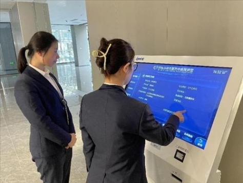 督查專(zhuān)班查看事項(xiàng)覆蓋“全不全”辦事流程“通不通”。 圖片來(lái)源：江蘇南通啟東市數(shù)據(jù)局