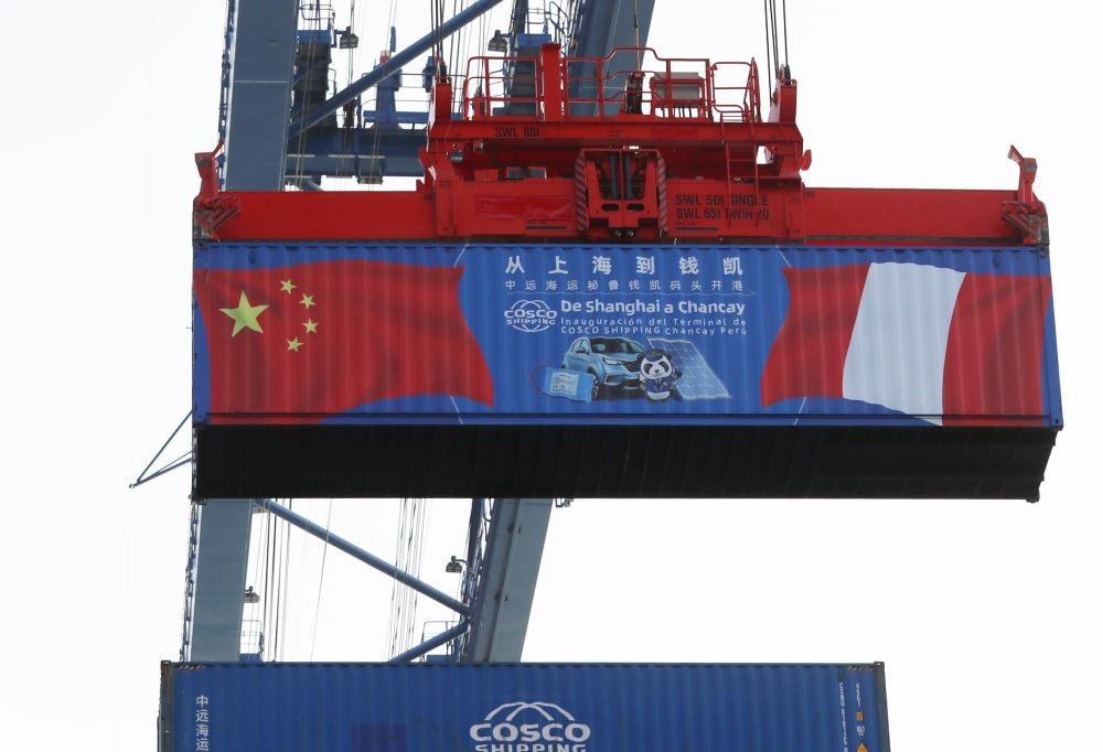 2024年11月14日，在秘魯首都利馬以北的錢凱港，岸邊智能化設(shè)備吊裝集裝箱。