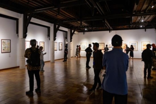 觀眾參觀“東盟-中國(guó)人文交流年”漫畫大賽展覽。記者 徐欽 攝