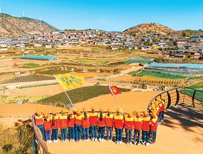 學(xué)生在攀枝花迤沙拉歷史文化主題研學(xué)基地參觀(guān)。 石 磊攝