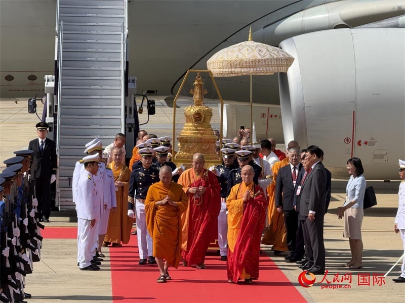 北京靈光寺佛牙舍利抵達(dá)泰國曼谷廊曼軍用機(jī)場。人民網(wǎng)記者章念生攝