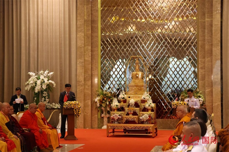 中泰兩國代表在曼谷廊曼軍用機(jī)場舉辦的迎請儀式上致辭。人民網(wǎng)記者楊一攝