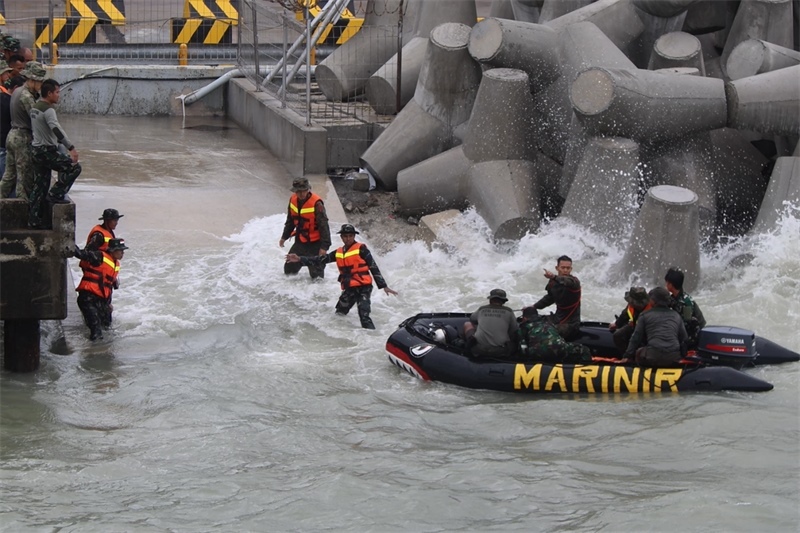 中印尼雙方海軍參演官兵協(xié)力將“落水人員”救上橡皮艇。周宇攝
