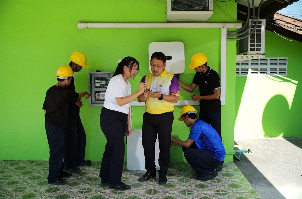 工作人員為當?shù)靥﹪蠋熤v解說明。主辦方供圖