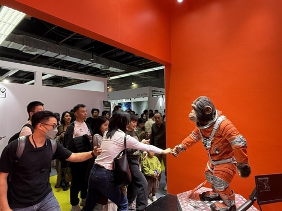 本土原創(chuàng)公司JIN ARTS帶領(lǐng)仿生機(jī)器人亮相廣州設(shè)計周11號館。（受訪者供圖）