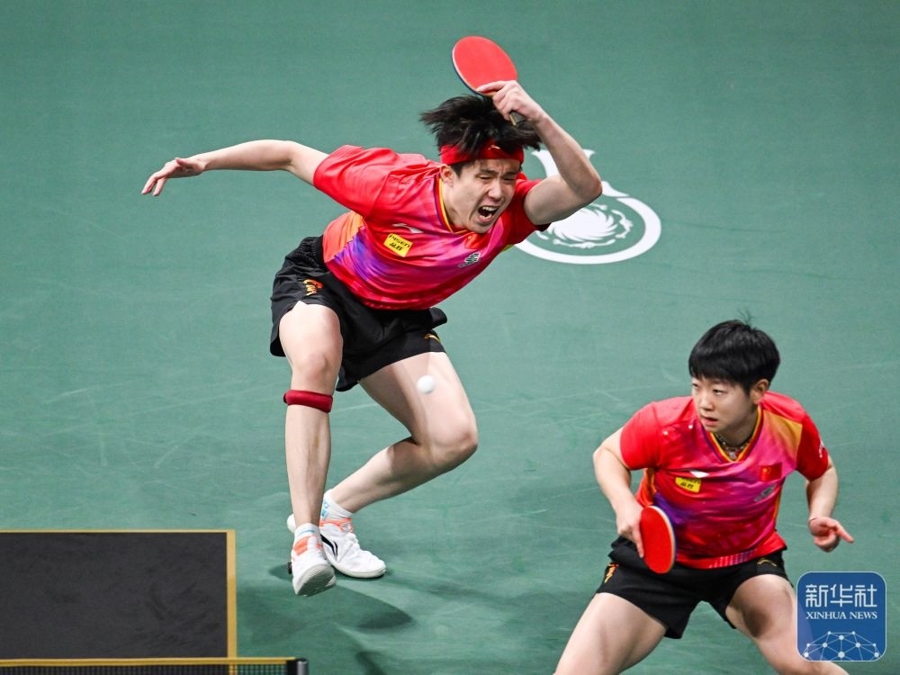 ↑中國(guó)隊(duì)組合王楚欽（左）/孫穎莎在混雙比賽中。新華社記者 王曦 攝