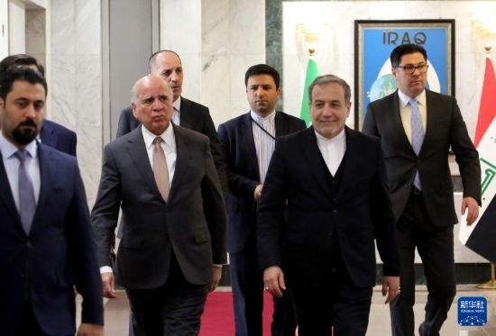 12月6日，伊拉克副總理兼外長侯賽因（中左）在巴格達(dá)會見伊朗外長阿拉格齊（中右）。新華社發(fā)（哈利勒·達(dá)伍德攝）