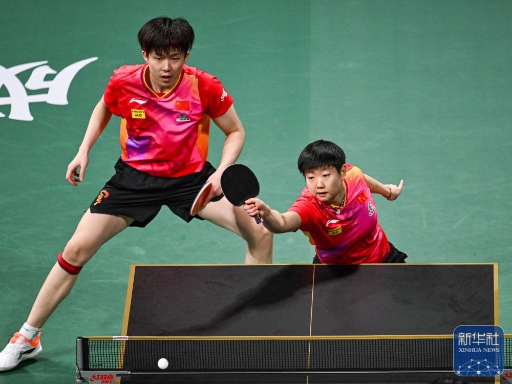 ↑中國(guó)隊(duì)組合王楚欽/孫穎莎（右）在混雙比賽中。新華社記者 王曦 攝