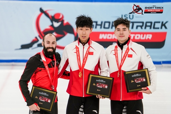 男子500米頒獎(jiǎng)儀式，中國(guó)選手孫龍(中)奪得冠軍，加拿大選手杜博伊斯(左)獲得亞軍，中國(guó)選手劉少昂獲得季軍。賽事組委會(huì)供圖