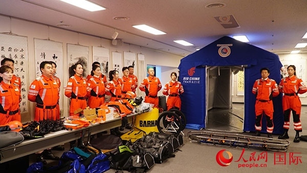 國航日韓支社捐贈(zèng)的專業(yè)救援裝備。人民網(wǎng) 蔣曉辰攝
