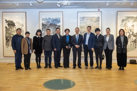 中國駐瑞典大使崔愛民與畫展主辦方人員合影。中國駐瑞典大使館供圖