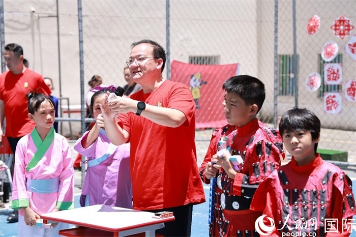 趣味數(shù)學(xué)節(jié)目以富有創(chuàng)意的數(shù)字游戲和魔尺變幻為亮點(diǎn)，激發(fā)了孩子們的數(shù)學(xué)思維與想象力。人民網(wǎng)記者 陳海琪攝